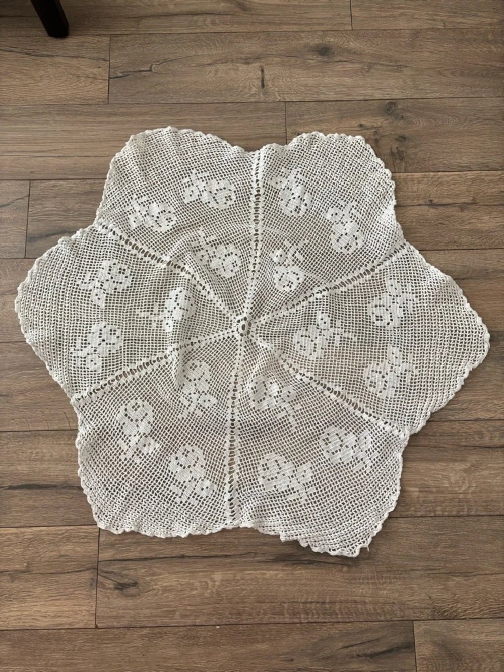 Hand Crocheted 42” Round Floral Lace Table Topper Cover Ivory White Doily Linen